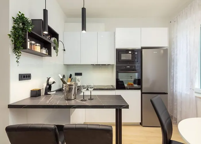 Drago 4* - 2 Minutes From The Town Centre Split