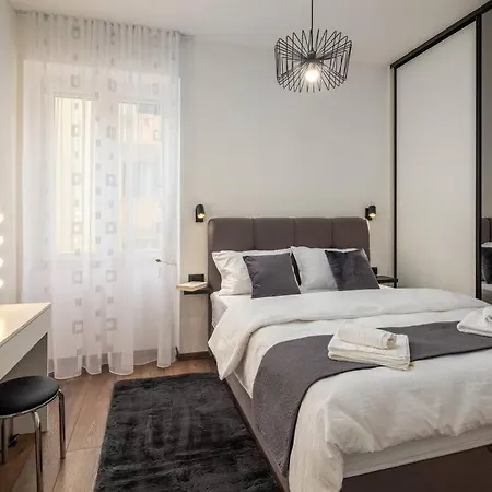 Drago 4* - 2 Minutes From The Town Centre Split