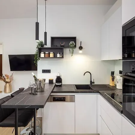 Drago 4* - 2 Minutes From The Town Centre Апартаменти