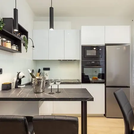 Drago 4* - 2 Minutes From The Town Centre Split